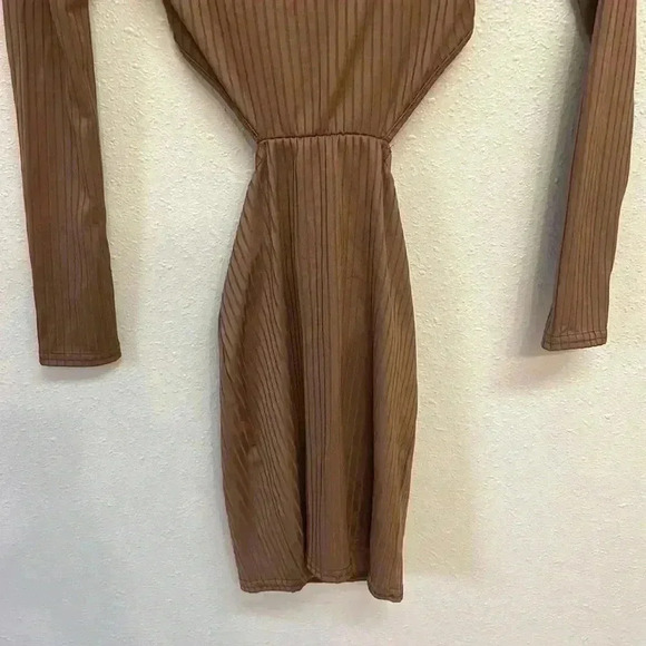 Brand new! PRETTYLITTLETHING Women’s Ribbed Dress w/ back cut out - Picture 3 of 9